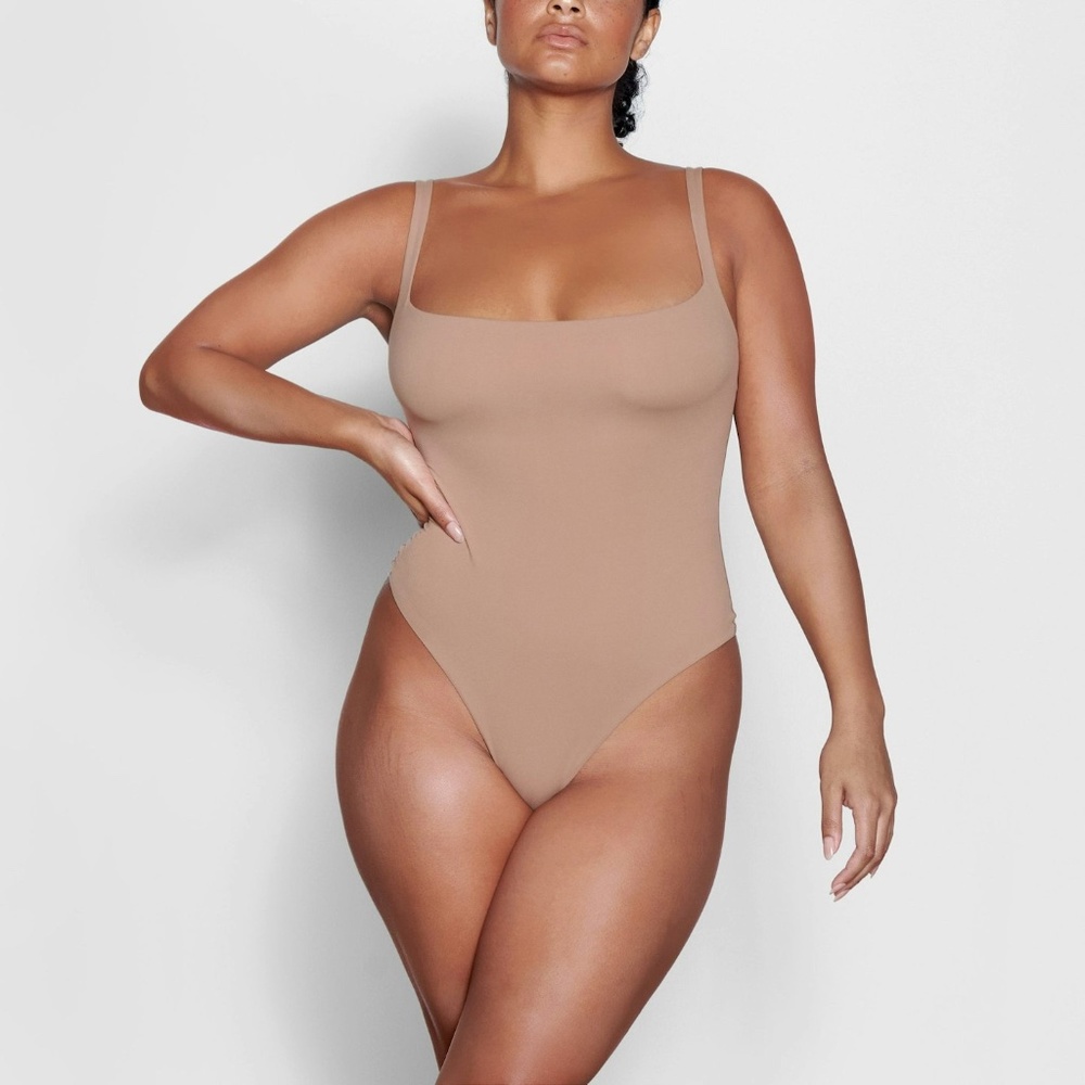 SKIMS FITS EVERYBODY SQUARE NECK BODYSUIT